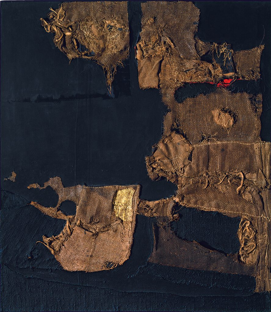 Alberto Burri. Sacco e oro, 1953. Iuta, filo, acrilico, foglia d'oro e plastica in tessuto nero, cm. 102.9 x 89.4. Collezione privata, courtesy Galleria dello Scudo, Verona © Fondazione Palazzo Albizzini, Collezione Burri, Città di Castello, Italy